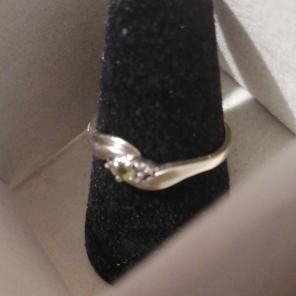 Jewelry - 10k yellow solid gold ring with green stone